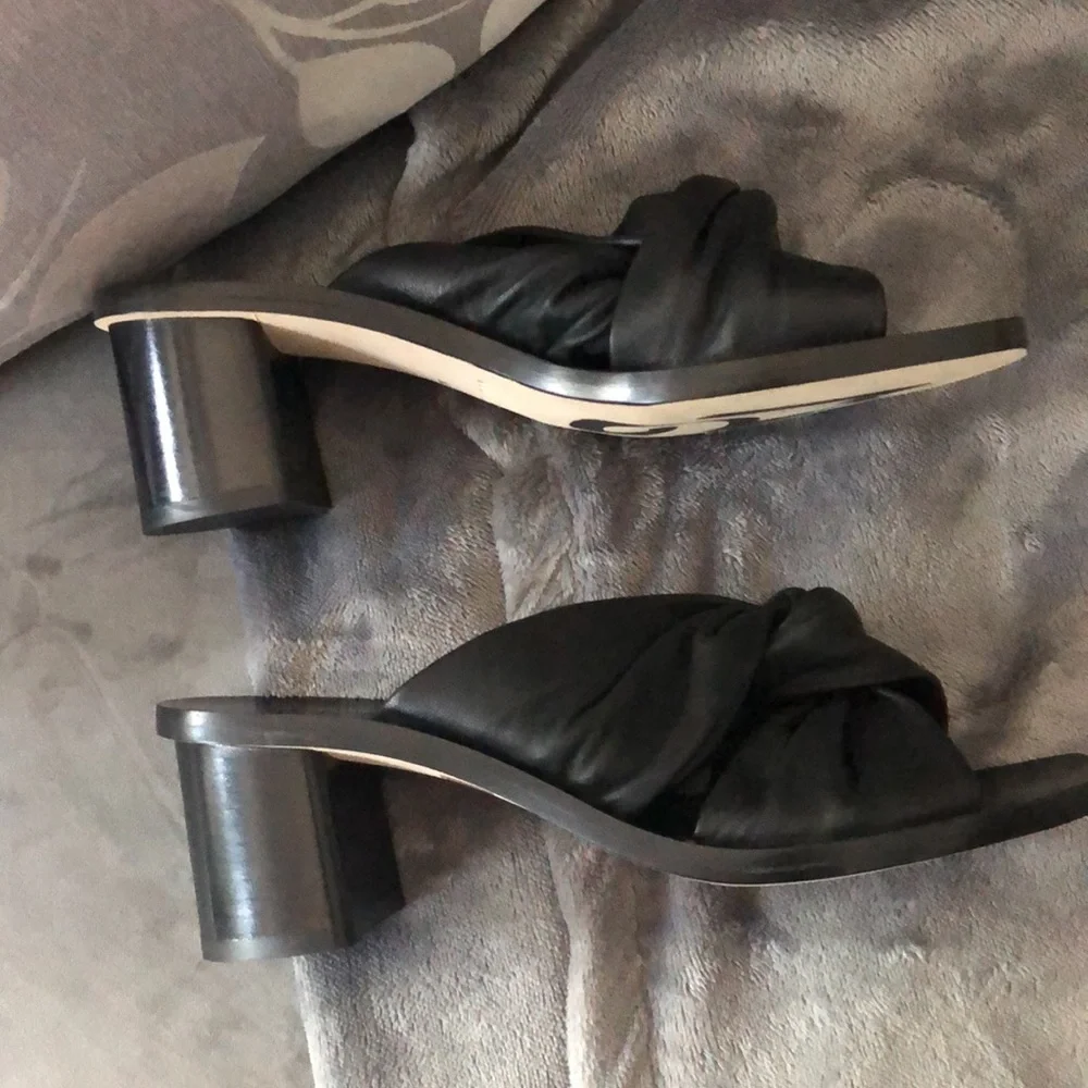 M GEMI The Lilliana Leather Sandal